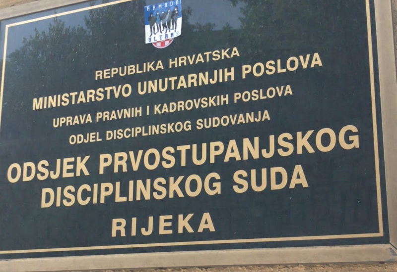 Neprimjerena obilježja u sudnici disciplinskog suda u Rijeci